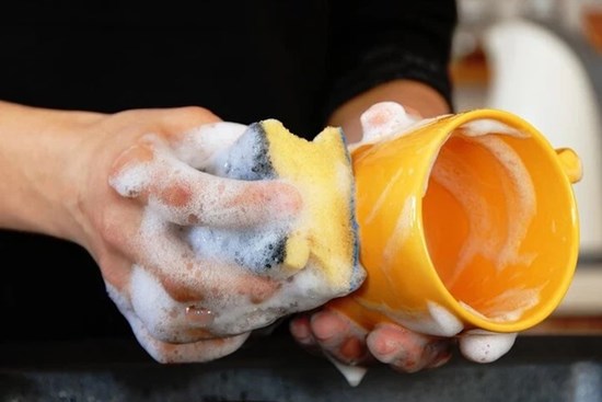 Bát đĩa, đũa rửa bằng nước rửa bát lâu ngày có gây ung thư? Chuyên gia nhắc nhở 4 lưu ý khi sử dụng chất tẩy rửa để an toàn sức khỏe