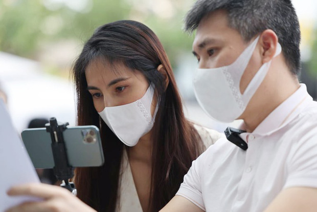 Lại xuất hiện ảnh Thuỷ Tiên làm việc ở đồn công an, vẫn có người loan tin giả bất chấp mức án phạt 7 năm tù-4