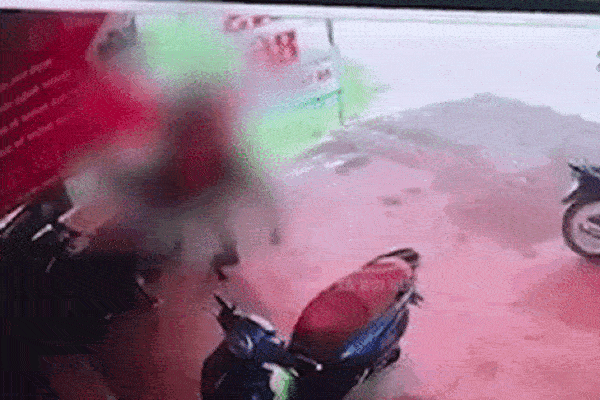 Đứa con bị hất văng xuống đường chỉ vì chiếc áo mưa: Đoạn clip chỉ ra thói quen tai hại của các bậc phụ huynh-2