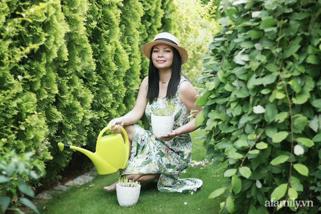 Ngôi nhà với phong cách tối giản thư thái và khu vườn đẹp chẳng khác gì chốn thần tiên của mẹ Việt-13