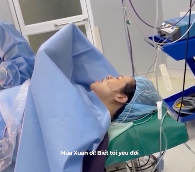 Clip đáng ngưỡng mộ: Giáo viên thanh nhạc lên bàn đẻ, tiếng hát át nỗi đau” ngay trong lúc bác sĩ đang mổ bắt con!-1