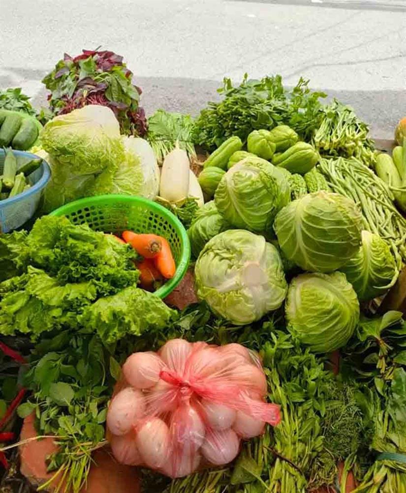 Rau xanh tăng giá mạnh, bà nội trợ kêu trời đắt hơn thịt-1