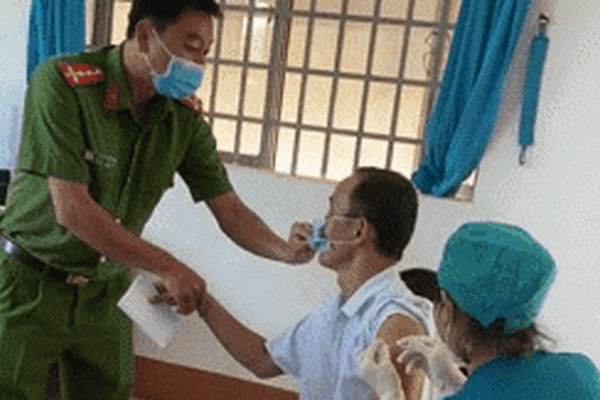 Chiến sĩ công an nắm tay