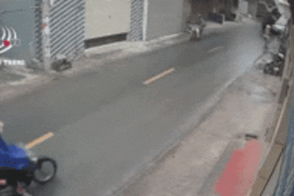 Đứa con bị hất văng xuống đường chỉ vì chiếc áo mưa: Đoạn clip chỉ ra 