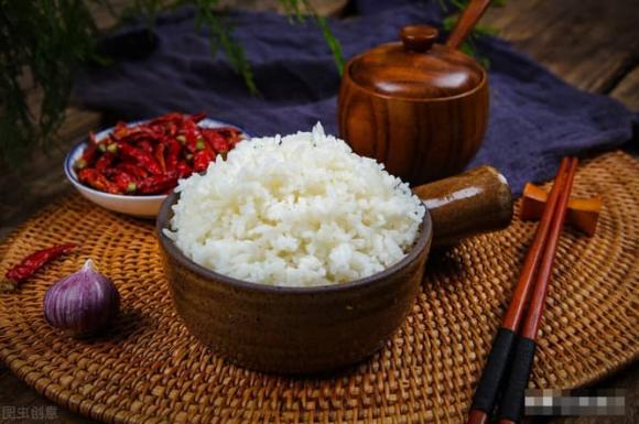 Khi vo gạo, tuyệt đối không được chỉ thêm nước và nấu nhé! Thêm 2 bước này nữa, hạt gạo dẻo và không dính tay-6