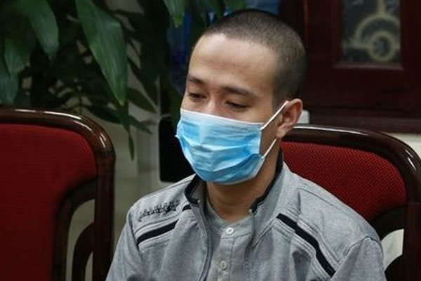 Tạm giam 2 mẹ con nắm tóc, cào cấu công an phường khi không được nhận tiền hỗ trợ-4