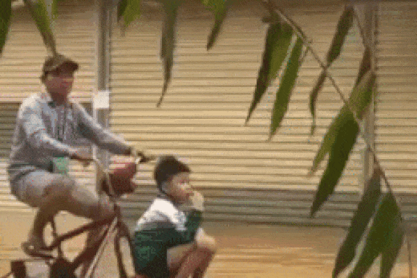 Cái khó ló cái khôn: Người đàn ông chế xe lội nước, thong thả đưa con đi dạo trong mùa lũ-2