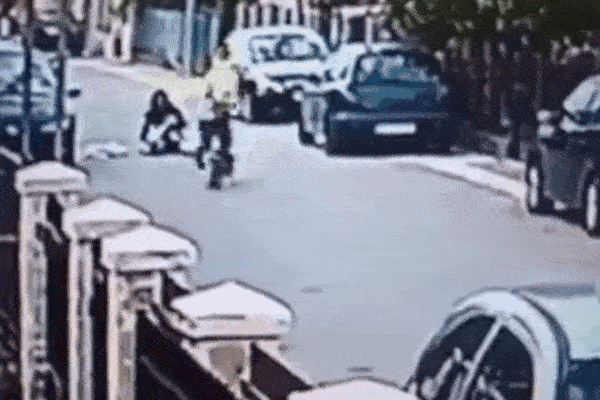 Clip: Mẹ bị cướp xe máy, con gái ra tay xử đẹp tên cướp và cái kết-1