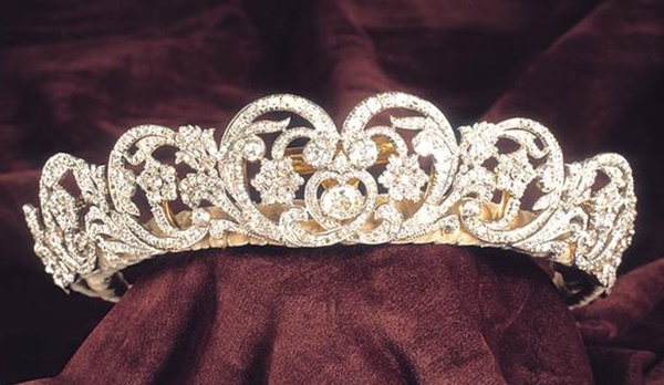 Hé lộ báu vật gia truyền của Công nương Diana chỉ dành cho nhà Kate, mẹ con Meghan không bao giờ có được-2