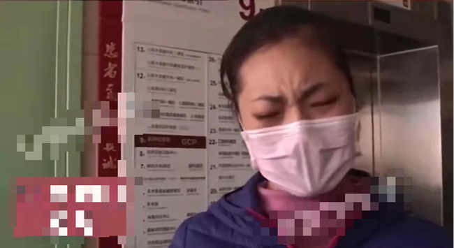 Con trai nói buồn ngủ sau khi ngã từ ghế sofa, tuyên bố của bác sĩ khiến mẹ ân hận vì sai lầm khiến con tàn tật suốt đời-1