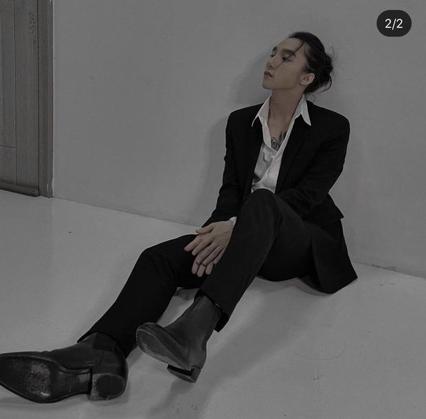 Sơn Tùng chuẩn soái ca sơ mi trắng lịch lãm, tóc lưa thưa-3