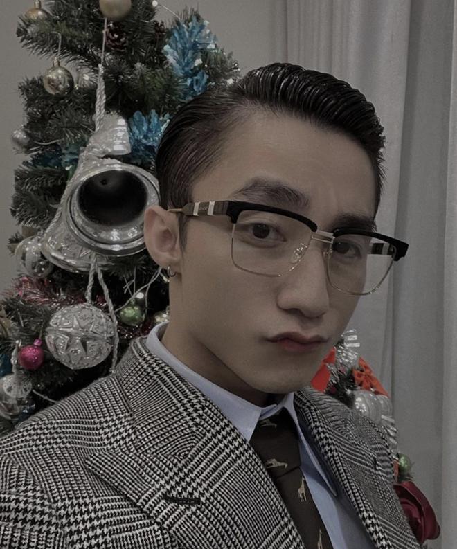 Sơn Tùng chuẩn soái ca sơ mi trắng lịch lãm, tóc lưa thưa-4