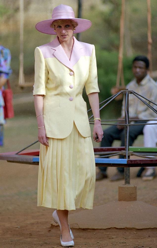 Trùm diện chân váy xếp ly đẹp chính là Công nương Diana, bà có 2 cách mix để đời dành cho phái đẹp-1