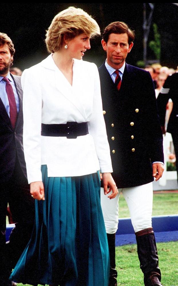 Trùm diện chân váy xếp ly đẹp chính là Công nương Diana, bà có 2 cách mix để đời dành cho phái đẹp-4