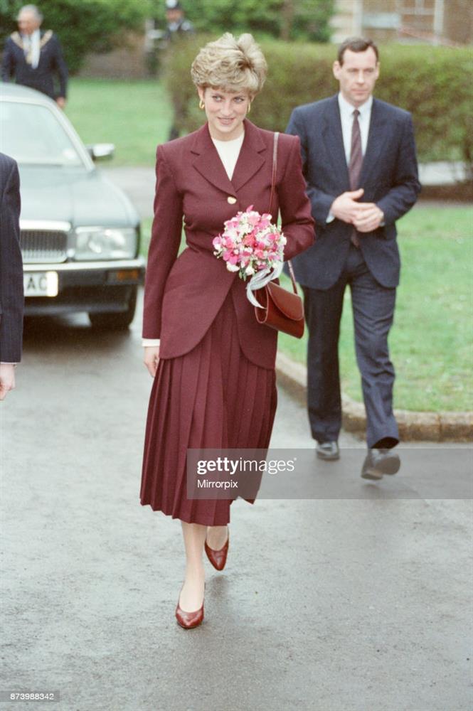 Trùm diện chân váy xếp ly đẹp chính là Công nương Diana, bà có 2 cách mix để đời dành cho phái đẹp-10