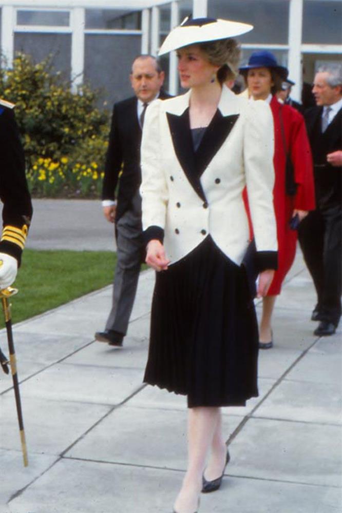 Trùm diện chân váy xếp ly đẹp chính là Công nương Diana, bà có 2 cách mix để đời dành cho phái đẹp-11