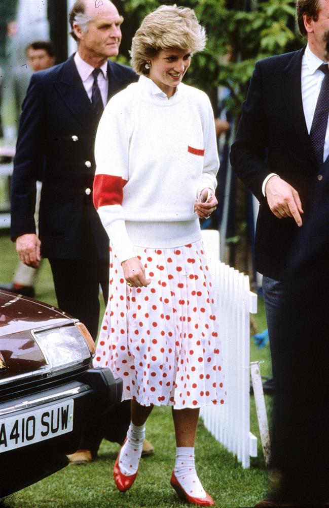 Trùm diện chân váy xếp ly đẹp chính là Công nương Diana, bà có 2 cách mix để đời dành cho phái đẹp-12