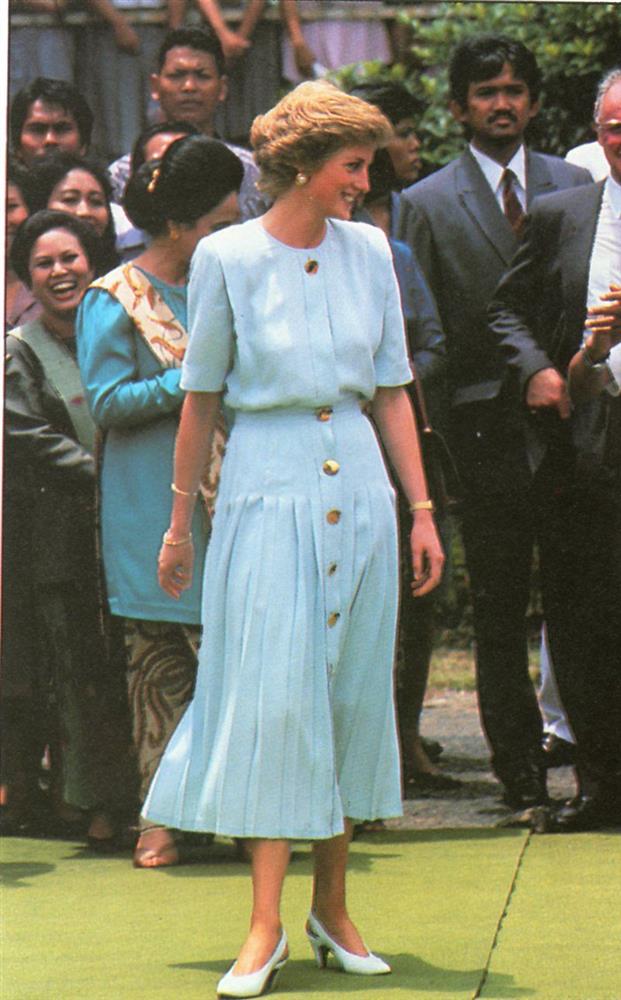 Trùm diện chân váy xếp ly đẹp chính là Công nương Diana, bà có 2 cách mix để đời dành cho phái đẹp-7