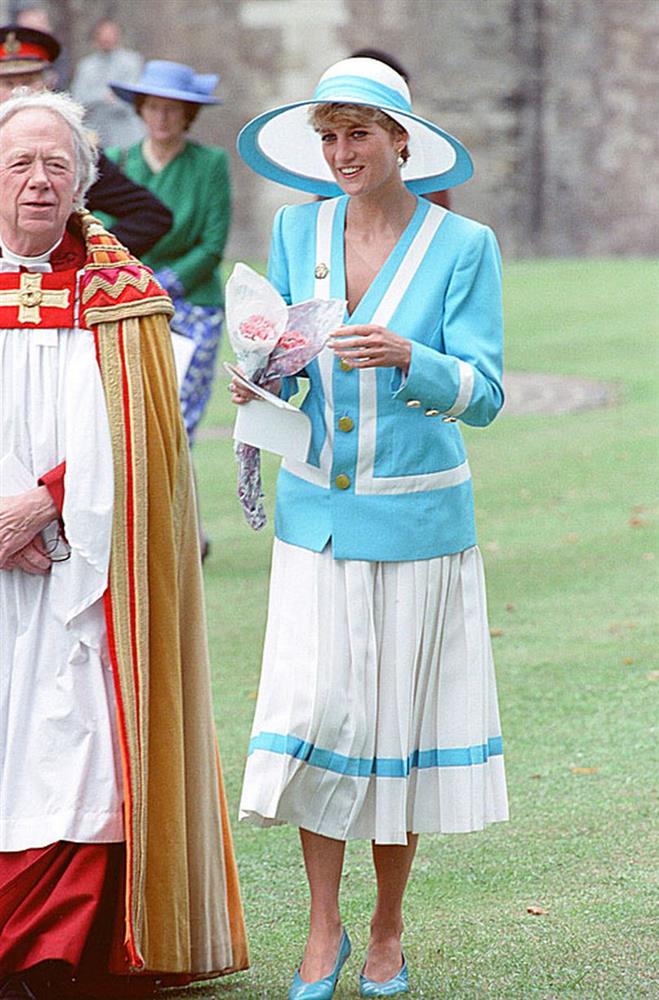 Trùm diện chân váy xếp ly đẹp chính là Công nương Diana, bà có 2 cách mix để đời dành cho phái đẹp-9
