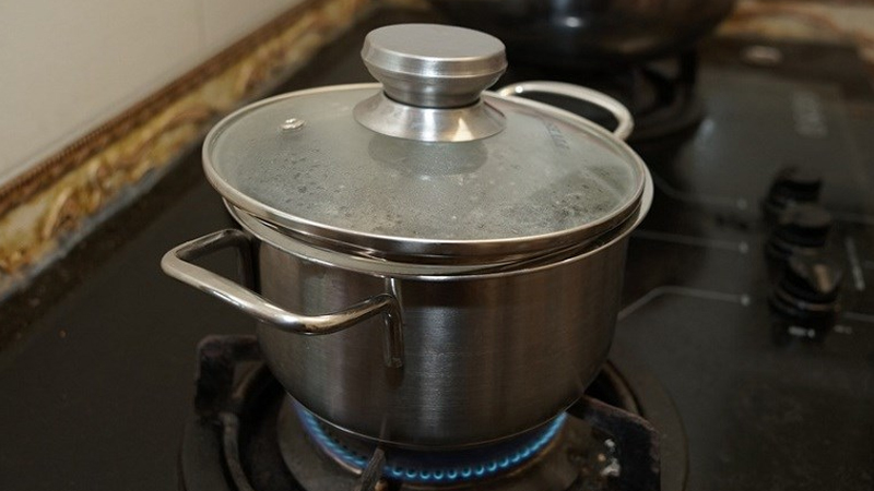 Luộc rau mở hay đậy nắp nồi mới đúng? Thật ra cách nào cũng được, bí quyết nằm ở loại gia vị nhà nào cũng có-1