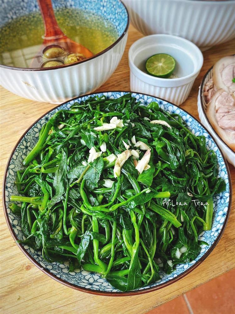 Luộc rau mở hay đậy nắp nồi mới đúng? Thật ra cách nào cũng được, bí quyết nằm ở loại gia vị nhà nào cũng có-4