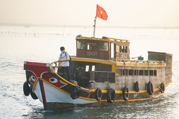 Những học sinh đầu tiên của TP.HCM trở lại trường-1