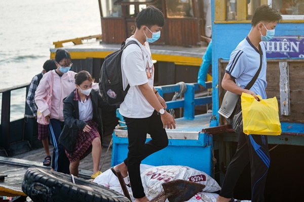 Những học sinh đầu tiên của TP.HCM trở lại trường-2