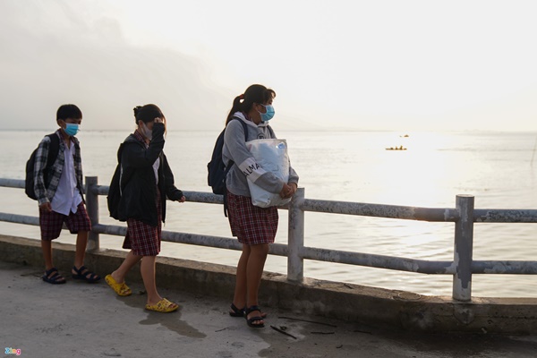 Những học sinh đầu tiên của TP.HCM trở lại trường-3