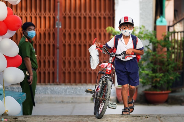 Những học sinh đầu tiên của TP.HCM trở lại trường-5