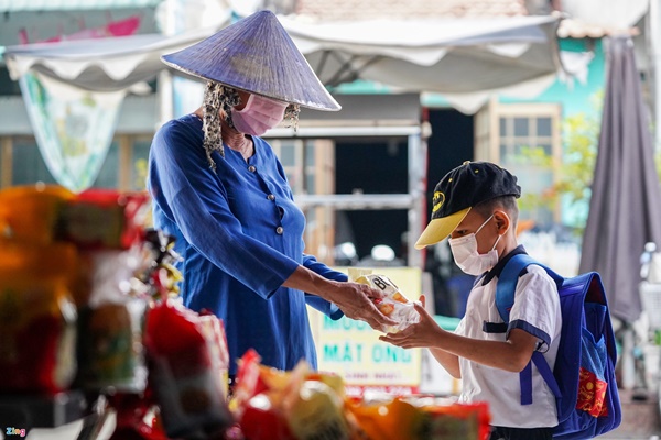 Những học sinh đầu tiên của TP.HCM trở lại trường-7