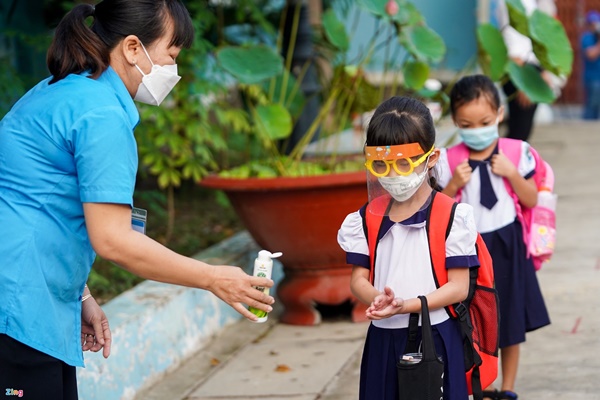 Những học sinh đầu tiên của TP.HCM trở lại trường-8