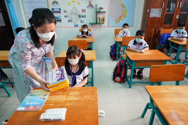 Những học sinh đầu tiên của TP.HCM trở lại trường-9