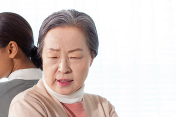 Tình cờ nhặt được điện thoại di động, khổ sở chờ 2 tiếng chỉ để trả lại, người đến nhận khiến cô ngân ngẩn cả người-4
