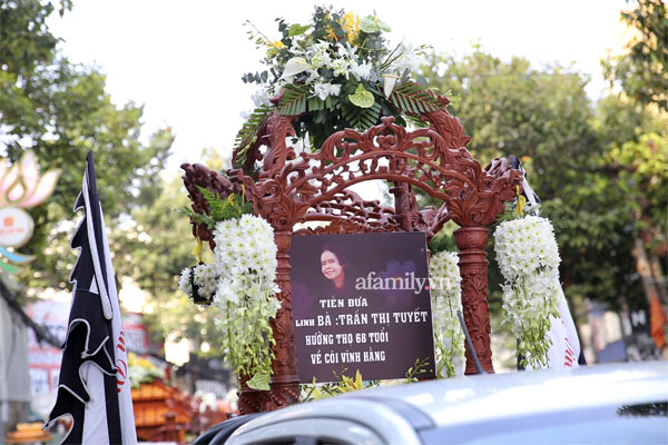 Lần đầu tiên con của ông Dũng lò vôi và người vợ cũ Trần Thị Tuyết lộ diện trong ngày tiễn mẹ về nơi cuối cùng-5