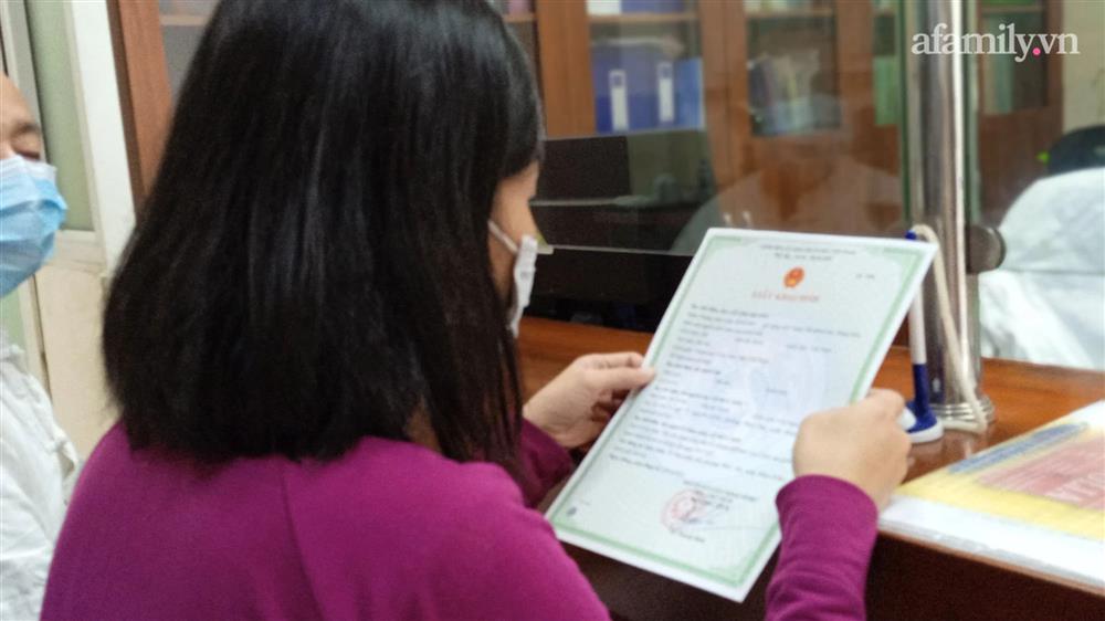 Mẹ 3 con ở Hà Nội nhận giấy khai sinh đúng vào ngày 20/10 sau 35 năm vô hình-4