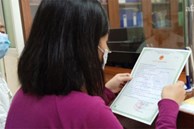 Mẹ 3 con ở Hà Nội nhận giấy khai sinh đúng vào ngày 20/10 sau 35 năm 'vô hình'