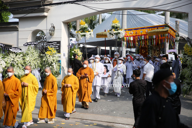 Lần đầu tiên con của ông Dũng lò vôi và người vợ cũ Trần Thị Tuyết lộ diện trong ngày tiễn mẹ về nơi cuối cùng-1