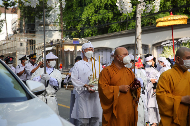 Lần đầu tiên con của ông Dũng lò vôi và người vợ cũ Trần Thị Tuyết lộ diện trong ngày tiễn mẹ về nơi cuối cùng-2