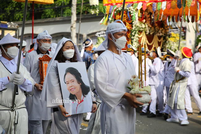 Lần đầu tiên con của ông Dũng lò vôi và người vợ cũ Trần Thị Tuyết lộ diện trong ngày tiễn mẹ về nơi cuối cùng-3