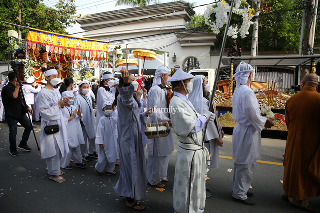 Lần đầu tiên con của ông Dũng lò vôi và người vợ cũ Trần Thị Tuyết lộ diện trong ngày tiễn mẹ về nơi cuối cùng-4