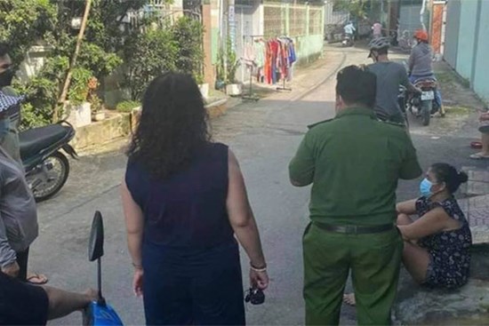 Bà ngoại giằng lại cháu trai từ tay người lạ xông vào nhà, nhân chứng: 'Nó đánh bà choáng không la được'