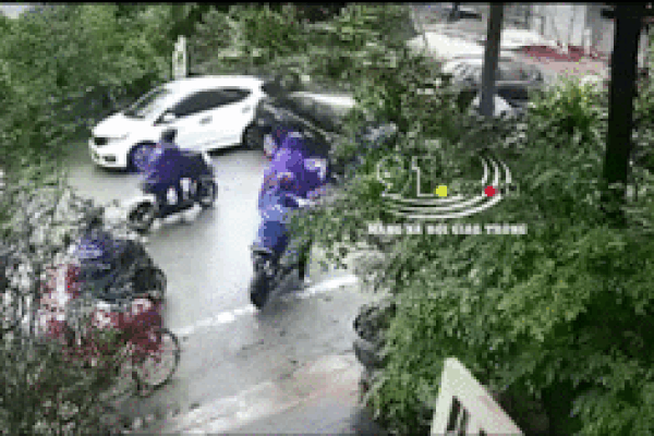 Khoảnh khắc nữ tài xế lái ô tô tiến lùi loạn xạ tông nhiều người trên đường