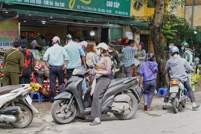 Cửa hàng hoa đông nghẹt thở, cánh mày râu” chen chân xếp hàng từ sáng sớm-1