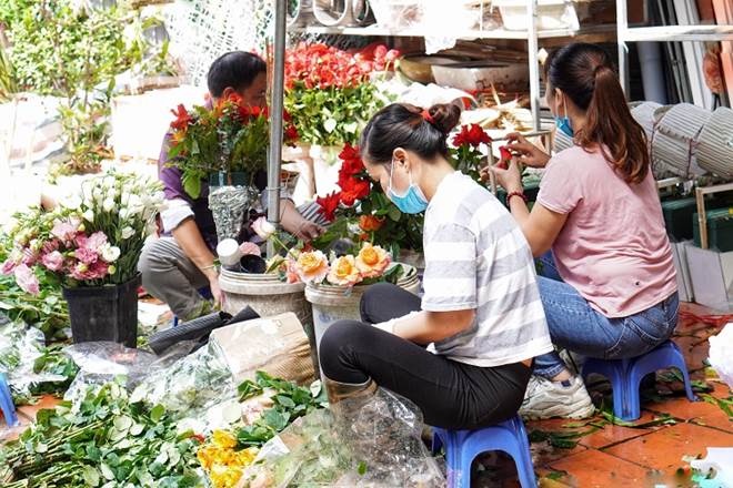 Cửa hàng hoa đông nghẹt thở, cánh mày râu” chen chân xếp hàng từ sáng sớm-3