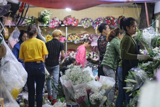 Cửa hàng hoa đông nghẹt thở, cánh mày râu” chen chân xếp hàng từ sáng sớm-5