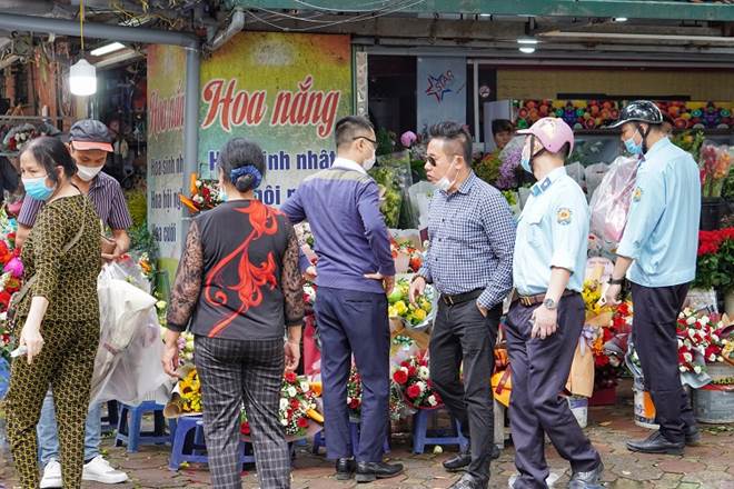 Cửa hàng hoa đông nghẹt thở, cánh mày râu” chen chân xếp hàng từ sáng sớm-7