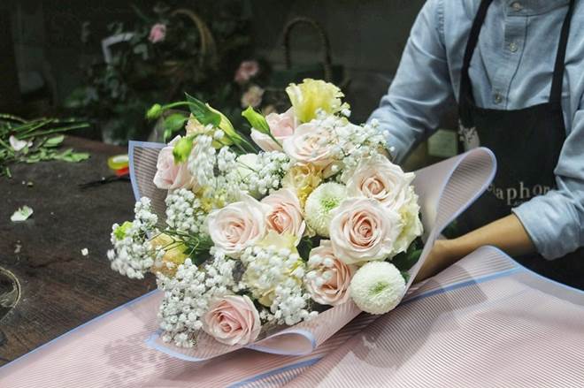 Cửa hàng hoa đông nghẹt thở, cánh mày râu” chen chân xếp hàng từ sáng sớm-8