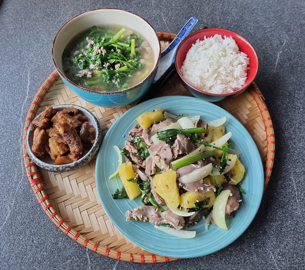 Vợ đảm ở Đức mê nấu ăn, trổ tài với loạt món ngon đậm đà hương vị Việt, chỉ 1 tiếng là có mâm cơm hoành tráng như nhà hàng-8