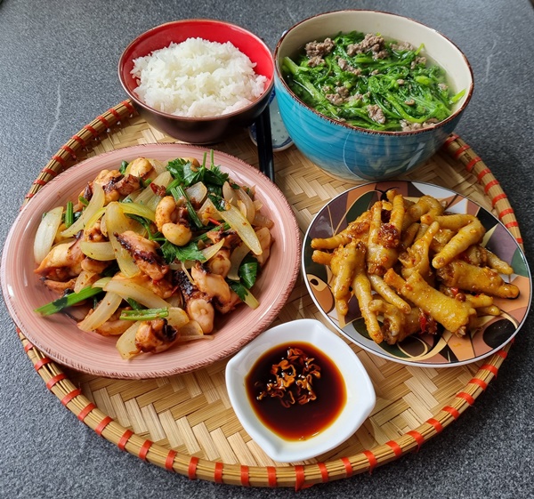 Vợ đảm ở Đức mê nấu ăn, trổ tài với loạt món ngon đậm đà hương vị Việt, chỉ 1 tiếng là có&nbsp;mâm cơm hoành tráng như nhà hàng-6