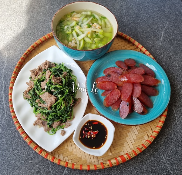 Vợ đảm ở Đức mê nấu ăn, trổ tài với loạt món ngon đậm đà hương vị Việt, chỉ 1 tiếng là có mâm cơm hoành tráng như nhà hàng-9